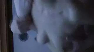مرات أبوه الساخنة تدخل عليه غرفة نومه بقميص النوم و تحلب زبه في فمها