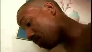 حرارة بين الأعراق: رجل أسمر ينيك مؤخرة سوداء كبيرة
