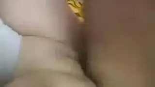 شاب عربي مثير ينيك أمه الشبقية في كسها الضيق بقوة