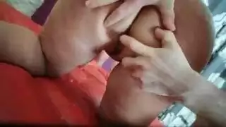 أم ممثلة إباحية ممتلئة الجسم بأثداء حليبية تمتلئ فتحاتها بقضيبين صلبين