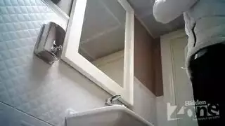 متلصص يلتقط الفاتنة تتبول وتكشف عن كسها الرائع وفتحة طيزها الضيقة