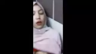 محجبة تلعق العمود وتستمتع برضاعة الحلمتين