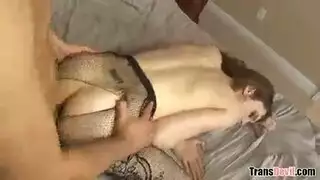شيميل ساخنة تأخذ كل البوصة في فتحتها المدورة الشاحبة الضيقة