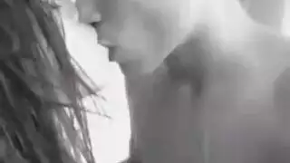 شفاه شابة متشابكة في شغف فموي صريح