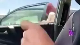 جنس ساخن في السيارة: تحلب قضبه بفمها