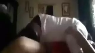 ثبت الجارة ذات الصدر الكبير على الحائط لممارسة الجنس