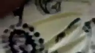 شاب سوري يصور جلسة حميمة: تقبيل والضغط على صدرها الممتلئ