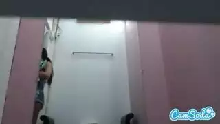 تركوها تريد المزيد: جنس جماعي في غرفة الملابس ينتهي بالقذف الداخلي