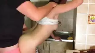 محبوس في يدها قضيبه لن يتحرر