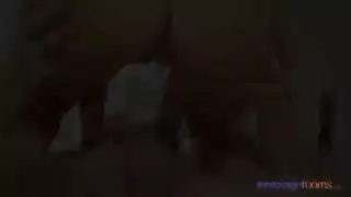 فرك شهواني يتحول إلى وضع الكلب للشقراء وجنس عنيف