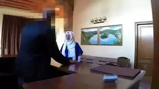 امرأة جميلة تمارس معه جنسًا فمويًا عنيفًا