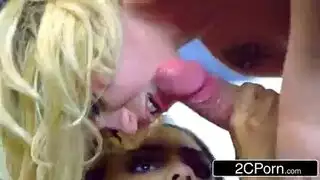 شقراء تأخذ قضيبًا أسودًا سميكًا من صديقها