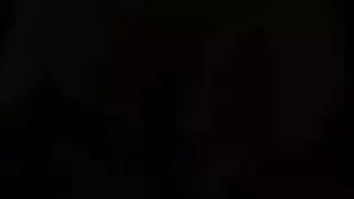 فحل ناضج يعمل على قضيب شاب ثخين بقبضتيه