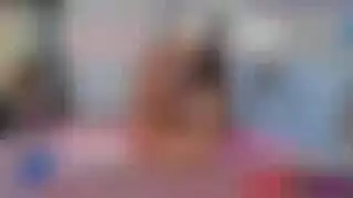 فتاة صغيرة يغويها امرأة ناضجة خبيرة من أجل متعة صريحة