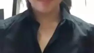 بنت صغيرة تتعرى على الكام