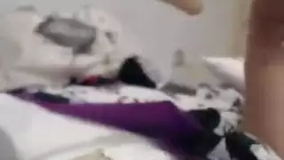 تمسك بشعرها بينما تمص قضيباً صلباً ضخماً