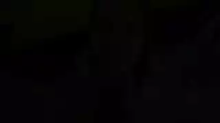 الفتاة تعطيك لحم الخنزير المقدد الكبير لمنحها لحفنة