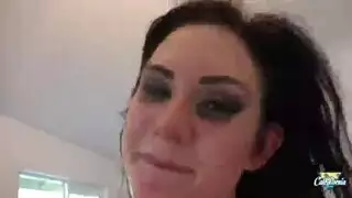 الثدي الكبير الطبيعي في العمل