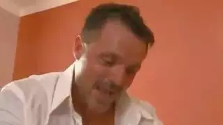 إنتاج أفلام إباحية هاوية: لقطات مقرّبة من كس حليق ومبلل