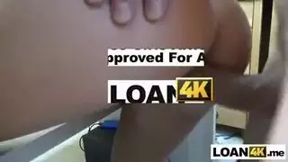 شقراء بالكعب العالي تحصل على جنس كلبي على سطح المكتب
