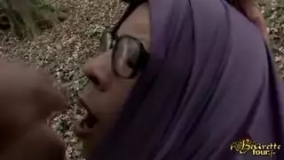 جلسة نيك حجابية جامحة بورن في الهواء الطلق