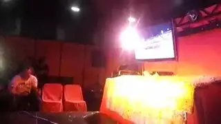 ثنائي المسرح يفقد السيطرة: بورنو عنيف على كرسي ديكور