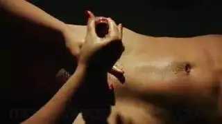 جميلة كبيرة الثديين تعمل على قضيب نابض بكفها