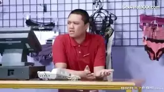 رجل المبيعات يثور على شقراء كبيرة الصدر في جنس صريح