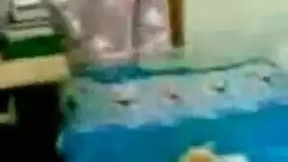 ربة منزل تشعر بالملل تأخذ عضو خادمها الكبير في جولة مثيرة