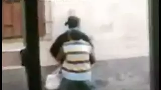 الترجمة: مغربي سكران ينيك عاهرة على الطريق العام