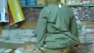 مرا محجبة كبيرة في السن تقلع لعامل شاب في مخزن السوبرماركت