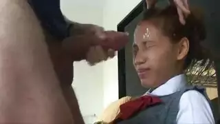 سائح يضرب آسيوية صغيرة الحجم بقضيبه الضخم غير المختون