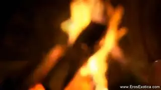 حارّة تمنح حبيبها مصاً حميمياً للقضيب وتُنهيه بقذف