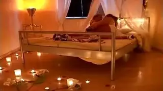 فتاتان يشلحان بعضهما الملابس