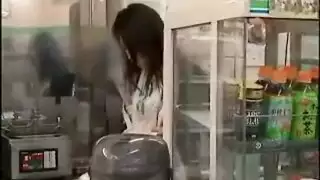 سماع الجار يستمني يدفع الزوجة الآسيوية المثارة للعب بشاربها