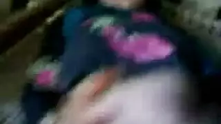 فتاة جنوب آسيوية محجبة تحب القضيب الكبير الملتحي في فتحاتها