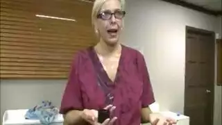 ممرضة فاتنة تمص قضيب ضخم حتى يقذف عليها بالكامل