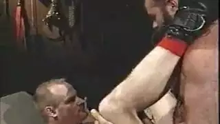 الرجل القوي يضرب مؤخرة صديقه في فيلم جنس مثلية خام