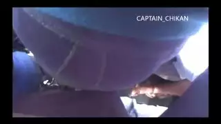 يفرك انتصابه على خديها المستديرين في الحافلة