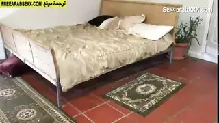 زوجة الأب العالقة تحت السرير تأخذ إيلاجًا مزدوجًا