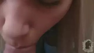 مص علني قوي: شرموطة تبتلع زب ضخم