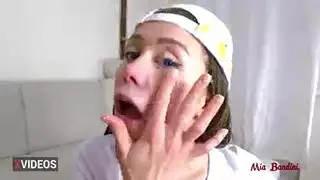 شاب عنيف مع فتاة خجولة