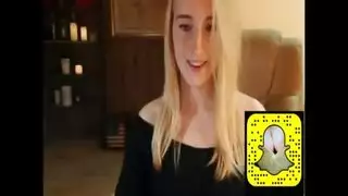 إكس إكس إكس على سناب شات: مراهقة أمريكية شقراء تلمس نفسها على الكاميرا
