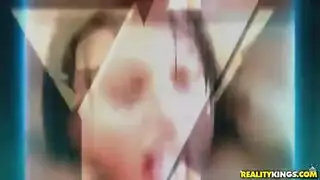 سكس محارم اجنبي فشخ مرات أب قحبة في ملعب التنس