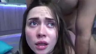 بنت تستفز حبيبها بطيزها الضيقه
