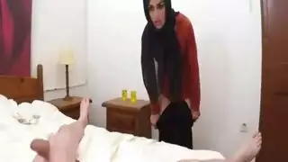إباحي: فتاة عربية تحب ابتلاع السائل المنوي