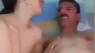 إباحية عربية: زوجة خائنة تصور جلسة ثنائي القضيب مع قذف داخلي