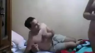 زوجة مصرية ممتلئة الصدر تظهر ثدييها الكبيرين