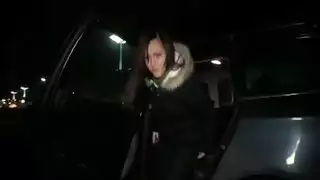 مص قضيب في السيارة، ثم نيك في الحمام