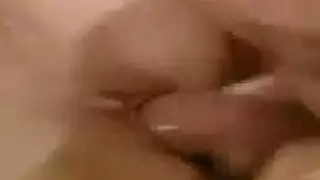 أصدقاء السباحة يملأون كل فتحات فتاة جديدة بجانب المسبح